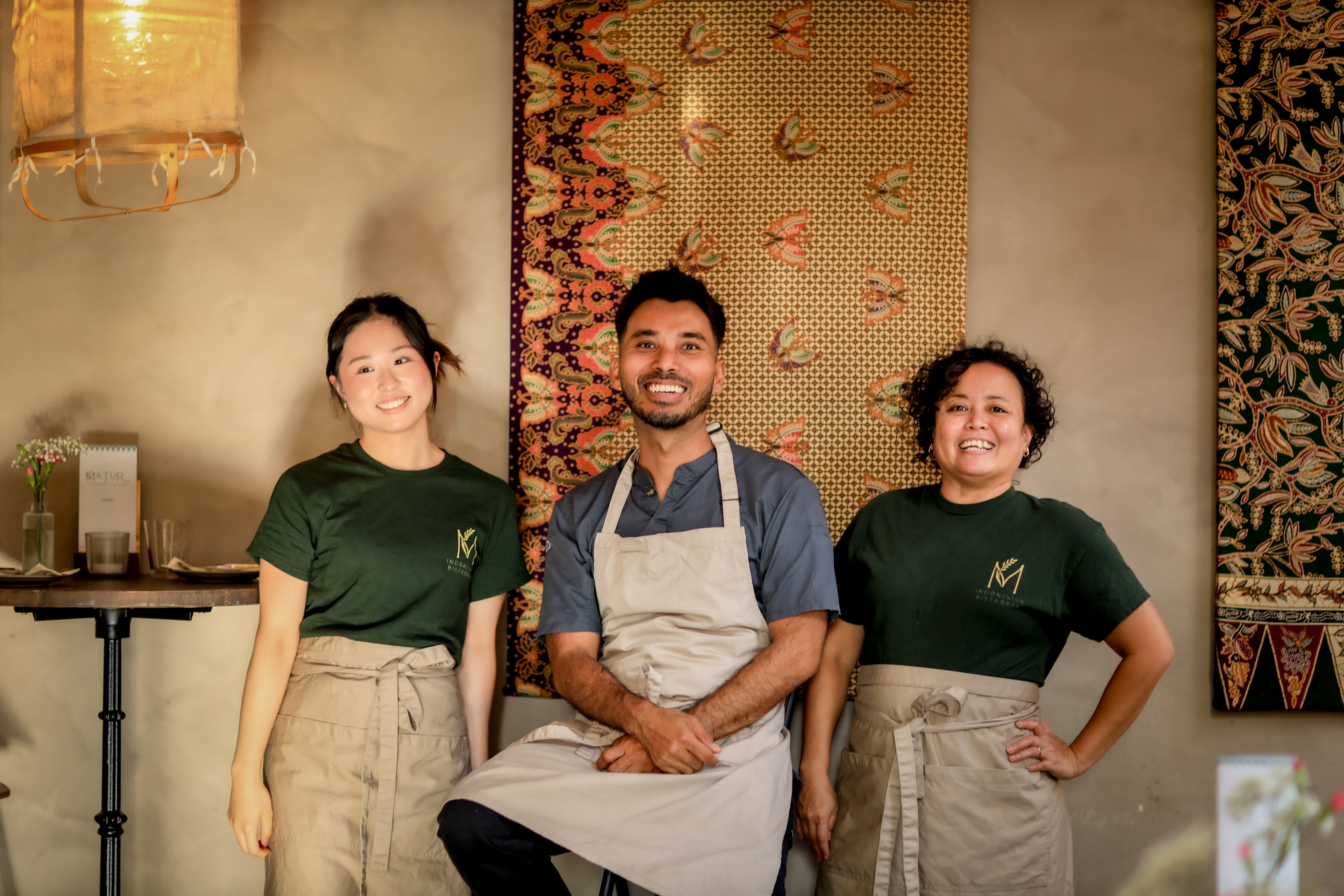 bediening en keuken team bij matur indonesian bistrobar and restaurant in leiden